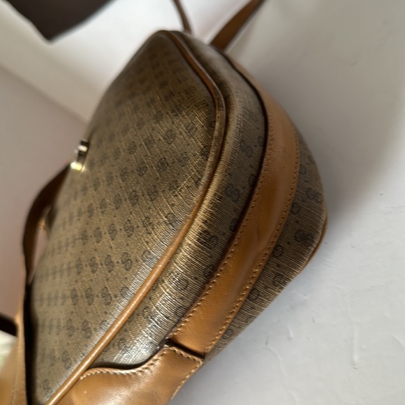 🛑✋Price Drop🛑😊Authentic Gucci Leather Crossbody/Shoulder Bag. - Picture 9 of 16